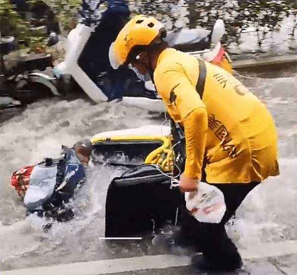 山东：暴雨中，外卖小哥拉住电动车，看哭众人， “生活不易”