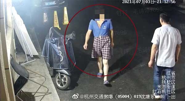 杭州一男子拿菜刀问路被误会见到民警大哭