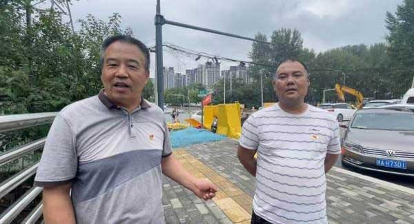 外卖小哥被冲走,55岁郑州大爷跳水救人